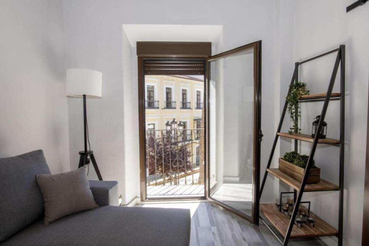 Elegante Apartamento Para 5 En El Centro De Caceres Con Wifi Экстерьер фото
